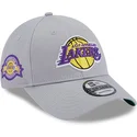 graue-verstellbare-curved-cap-9forty-team-side-patch-der-los-angeles-lakers-nba-von-new-era