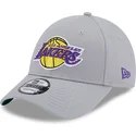 graue-verstellbare-curved-cap-9forty-team-side-patch-der-los-angeles-lakers-nba-von-new-era