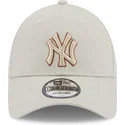 mutzen-gebogen-beige-verstellbares-band-9forty-team-outline-der-new-york-yankees-mlb-von-new-era