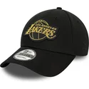 mutzen-gebogen-schwarz-verstellbares-band-9forty-metallic-badge-der-los-angeles-lakers-nba-von-new-era