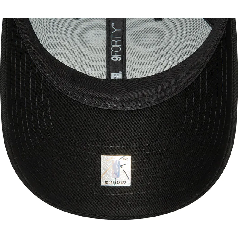 mutzen-gebogen-schwarz-verstellbares-band-9forty-metallic-badge-der-los-angeles-lakers-nba-von-new-era
