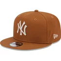 new-era-9fifty-league-essential-snapback-kappe-in-braun-der-new-york-yankees-mlb