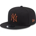 schwarze-snapback-kappe-mit-flachem-schirm-und-braunem-logo-9fifty-league-essential-der-new-york-yankees-mlb-von-new-era