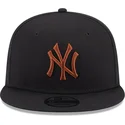 schwarze-snapback-kappe-mit-flachem-schirm-und-braunem-logo-9fifty-league-essential-der-new-york-yankees-mlb-von-new-era