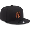 schwarze-snapback-kappe-mit-flachem-schirm-und-braunem-logo-9fifty-league-essential-der-new-york-yankees-mlb-von-new-era