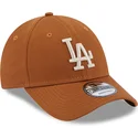verstellbare-braune-kappe-mit-gebogenem-schirm-und-beigem-logo-9forty-league-essential-der-los-angeles-dodgers-mlb-von-new-era