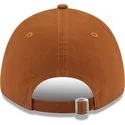 verstellbare-braune-kappe-mit-gebogenem-schirm-und-beigem-logo-9forty-league-essential-der-los-angeles-dodgers-mlb-von-new-era