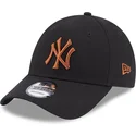 schwarze-gebogene-verstellbare-kappe-mit-braunem-logo-9forty-league-essential-der-new-york-yankees-mlb-von-new-era