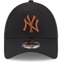 schwarze-gebogene-verstellbare-kappe-mit-braunem-logo-9forty-league-essential-der-new-york-yankees-mlb-von-new-era