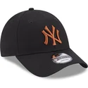 schwarze-gebogene-verstellbare-kappe-mit-braunem-logo-9forty-league-essential-der-new-york-yankees-mlb-von-new-era
