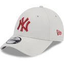 mutzen-gebogen-beige-verstellbares-band-9forty-league-essential-der-new-york-yankees-mlb-von-new-era