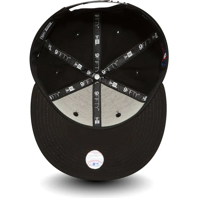 schwarze-flache-snapback-kappe-9fifty-black-on-black-der-new-york-yankees-mlb-von-new-era