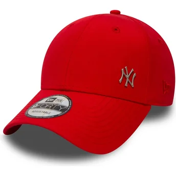 Verstellbare rote 9FORTY Kappe mit gebogenem Schirm und makellosem New York Yankees MLB Logo von New Era.