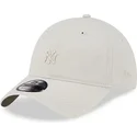 beige-verstellbare-kappe-mit-gebogenem-schirm-und-beigem-9twenty-mini-logo-der-new-york-yankees-mlb-von-new-era