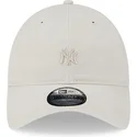 beige-verstellbare-kappe-mit-gebogenem-schirm-und-beigem-9twenty-mini-logo-der-new-york-yankees-mlb-von-new-era