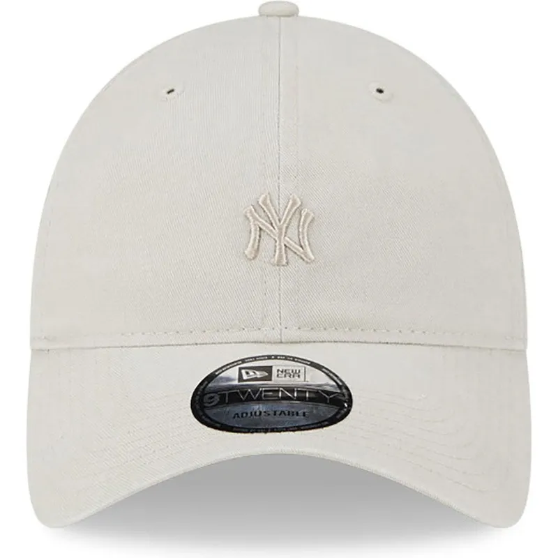 beigefarbene-verstellbare-kappe-mit-gebogenem-schirm-und-beigem-9twenty-mini-logo-der-new-york-yankees-mlb-von-new-era