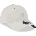 beige-verstellbare-kappe-mit-gebogenem-schirm-und-beigem-9twenty-mini-logo-der-new-york-yankees-mlb-von-new-era