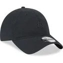 schwarze-verstellbare-kappe-mit-gebogenem-schirm-und-schwarzem-9twenty-mini-logo-der-new-york-yankees-mlb-von-new-era