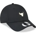 mutzen-gebogen-schwarz-verstellbares-band-9forty-pin-der-chicago-bulls-nba-von-new-era