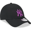 schwarze-verstellbare-kappe-mit-gebogenem-schirm-und-violettem-logo-9forty-league-essential-der-new-york-yankees-mlb-von-new-era