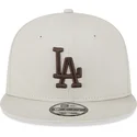 beige-snapback-kappe-mit-flachem-schirm-und-braunem-logo-9fifty-league-essential-der-los-angeles-dodgers-mlb-von-new-era