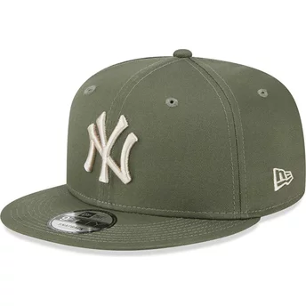 New Era Flat Brim 9FIFTY League Essential New York Yankees MLB Green Snapback Cap with Beige Logo