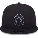 marineblaue-flache-snapback-kappe-mit-marineblauen-logo-9fifty-side-patch-script-der-new-york-yankees-mlb-von-new-era