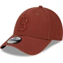 verstellbare-braune-kappe-mit-gebogenem-schirm-und-braunem-logo-9forty-washed-canvas-der-boston-red-sox-mlb-von-new-era
