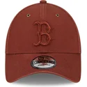 verstellbare-braune-kappe-mit-gebogenem-schirm-und-braunem-logo-9forty-washed-canvas-der-boston-red-sox-mlb-von-new-era