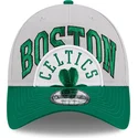 verstellbare-9twenty-tip-off-2023-kappe-in-grau-und-grun-der-boston-celtics-nba-von-new-era