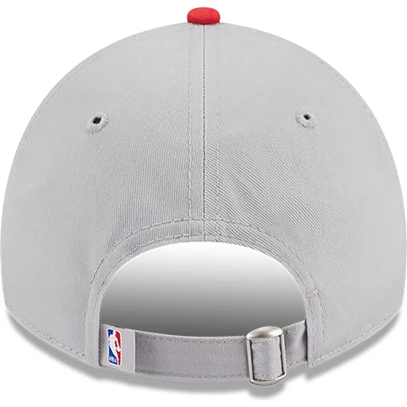 graue-und-rote-verstellbare-curved-cap-9twenty-tip-off-2023-der-chicago-bulls-nba-von-new-era