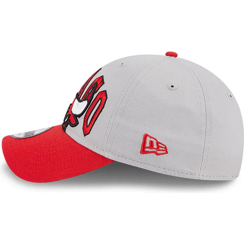graue-und-rote-verstellbare-curved-cap-9twenty-tip-off-2023-der-chicago-bulls-nba-von-new-era