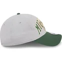 graue-und-grune-verstellbare-curved-cap-9twenty-tip-off-2023-der-milwaukee-bucks-nba-von-new-era