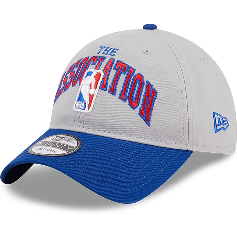 graue-und-blaue-verstellbare-curved-cap-9twenty-tip-off-2023-von-nba-von-new-era