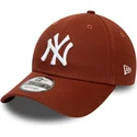9forty-league-essential-new-york-yankees-mlb-verstellbare-braune-kappe-mit-gebogenem-schirm-von-new-era