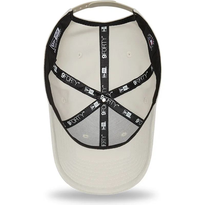 beige-gebogene-snapback-kappe-mit-beigem-logo-9forty-tonal-repreve-der-new-york-yankees-mlb-von-new-era