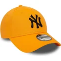 9forty-league-essential-new-york-yankees-mlb-verstellbare-orangefarbene-kappe-mit-schwarzem-logo-von-new-era