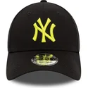 schwarze-verstellbare-kappe-mit-gebogenem-schirm-und-gelbem-logo-9forty-league-essential-der-new-york-yankees-mlb-von-new-era