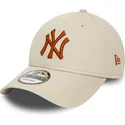beige-verstellbare-9forty-league-essential-kappe-mit-gebogenem-schirm-und-braunem-logo-der-new-york-yankees-mlb-von-new-era