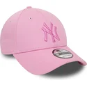rosa-verstellbare-9forty-league-essential-cap-mit-gebogenem-schirm-und-rosa-new-york-yankees-mlb-logo-von-new-era