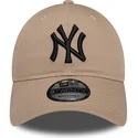 verstellbare-braune-curved-cap-mit-schwarzem-logo-9twenty-league-essential-der-new-york-yankees-mlb-von-new-era
