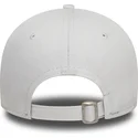 verstellbare-weisse-damenkappe-mit-gebogenem-schirm-9twenty-wordmark-los-angeles-california-von-new-era