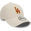 beigefarbene-verstellbare-kappe-mit-gebogenem-schirm-und-braunem-logo-9twenty-boucle-der-los-angeles-dodgers-mlb-von-new-era