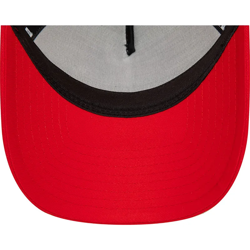 weisse-und-rote-a-frame-trucker-kappe-mit-daffy-duck-und-porky-pig-looney-tunes-von-new-era