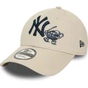 beige-verstellbare-9forty-kappe-mit-gebogenem-schirm-und-food-character-der-new-york-yankees-mlb-von-new-era