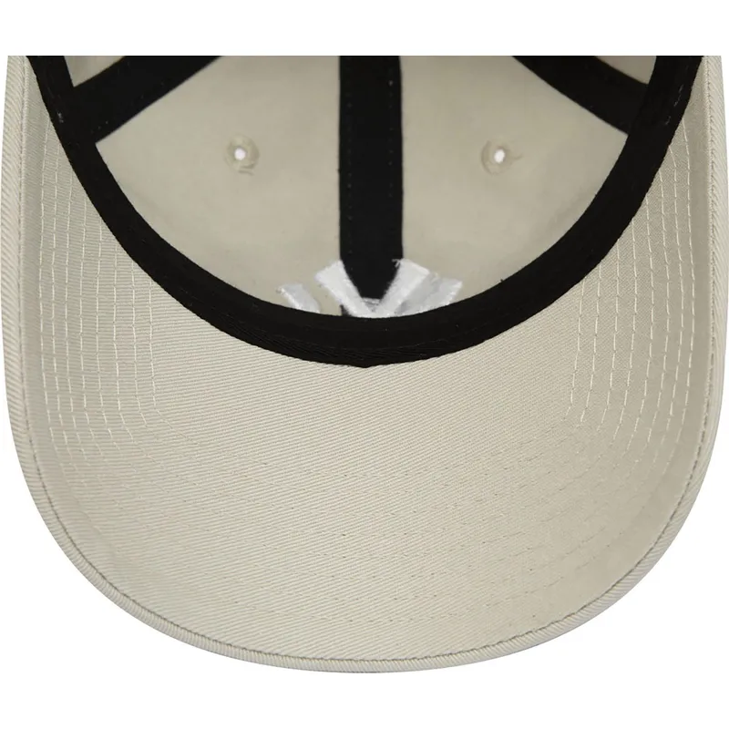 beige-verstellbare-curved-cap-9twenty-league-essential-der-new-york-yankees-mlb-von-new-era