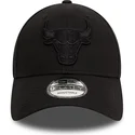 schwarze-verstellbare-curved-cap-mit-schwarzem-logo-9forty-essential-von-chicago-bulls-nba-von-new-era
