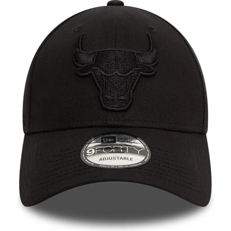 schwarze-verstellbare-curved-cap-mit-schwarzem-logo-9forty-essential-von-chicago-bulls-nba-von-new-era