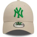mutzen-gebogen-beige-verstellbares-band-9forty-league-essential-der-new-york-yankees-mlb-von-new-era