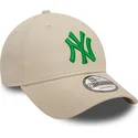 mutzen-gebogen-beige-verstellbares-band-9forty-league-essential-der-new-york-yankees-mlb-von-new-era